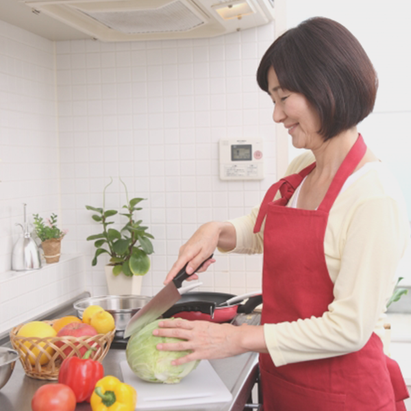 料理を作る女性の画像